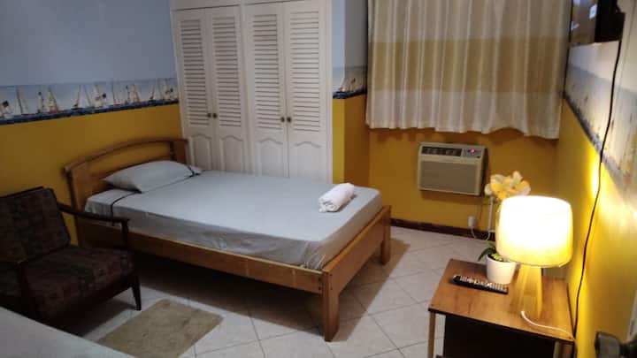 Ოთახი № 2, 2 და ნახევარი საწოლით, ა/კ, სმარტ-ტელევიზორით, ინტერნეტით ქუჩის ხედით.