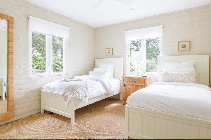 Bedroom 3
Comfy guest bedroom with 100% cotton high thread count sheets, fluffy duvets, full-length mirror, WiFi charging station, and plenty of closet space for your belongings. To ensure you feel pampered, spa robes and hoodies are provided.  