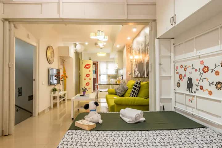 PAMJET ALOJAMIENTO-INTERIOR të;

-Feelerion - krevat dopio
-Çantë aktive (divan krevat dopio)
-MESA ZONA E NGRËNIES.
-LITERAS DY KREVATE TË PLOTË 90 CM
- Shkallët e katit të poshtëm
-Dhoma e ndenjjes, televizori
