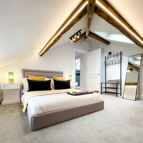 No42 | The Townhouse | 4BR | Superior 5* Duplex gallery image 2