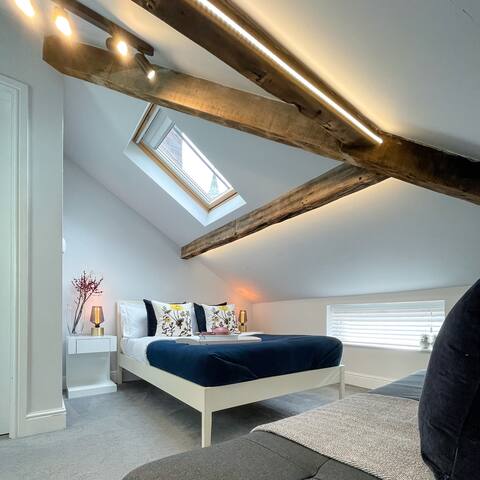 No42 | The Townhouse | 4BR | Superior 5* Duplex gallery image 5