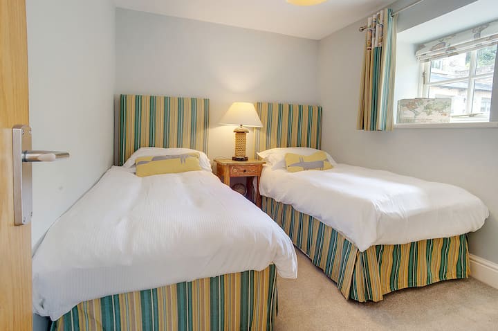 ### חדרי שינה 
- חדר זוגי מואר עם מצעים תוססים, מושלם לילדים ולמבוגרים כאחד
טלוויזיה עם Netflix
- ארון ילדים מצויד היטב עם צעצועים, משחקים וספרים
- מזרנים נוחים עם תוספות יוקרתיות 
- עיוורון האפלה
