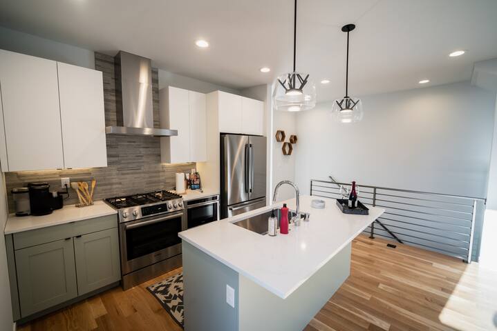 Wine & Waves: Alki Homes for Family and Friends gallery image 5