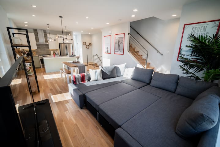 Wine & Waves: Alki Homes for Family and Friends