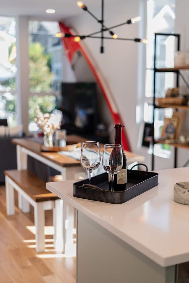 Alki Beach Home w/ Views, Wine, & Rooftop Firepit Townhouses for Rent