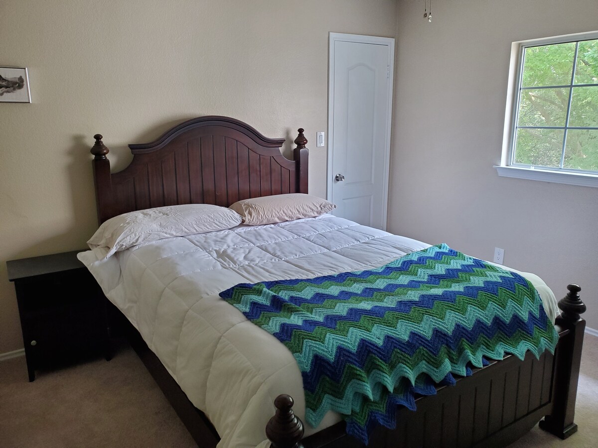 带床头柜、衣橱和梳妆台的客房