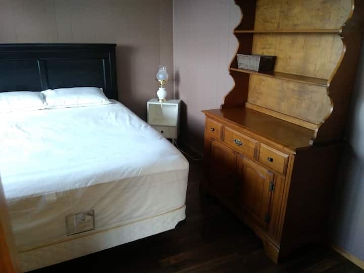 1号卧室。这个房间配有标准双人床、小屋和梳妆台。
