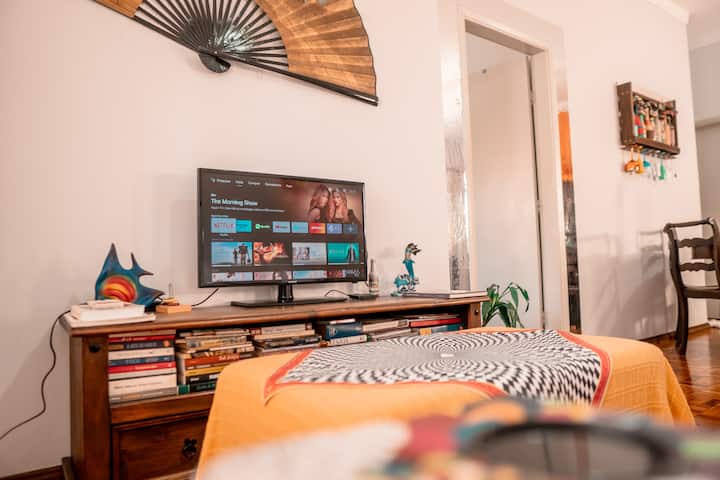 Sala de estar com TV Smart com todos os canais disponiveis, Streamming Netflix, prime e globo play.