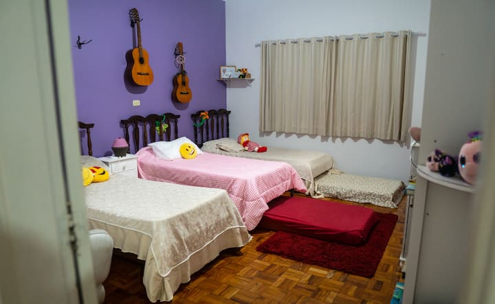 Quarto com 3 camas, 2 colchões extras e um sofá cama e cortinas black out.