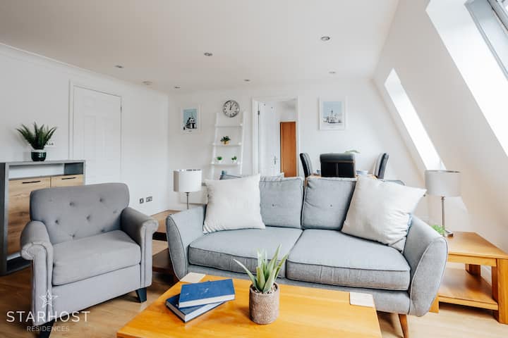 Central 3 Bed Apartment At Regents Court, Newbury - 뉴버리