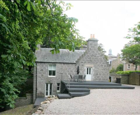 Historic Baronial Gate Lodge, Aberdeen City Centre