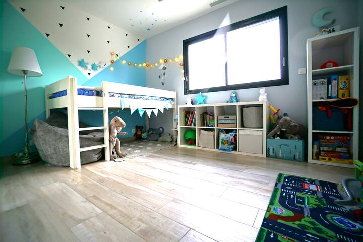 חדר שינה לילדים עם מיטת בקתה
