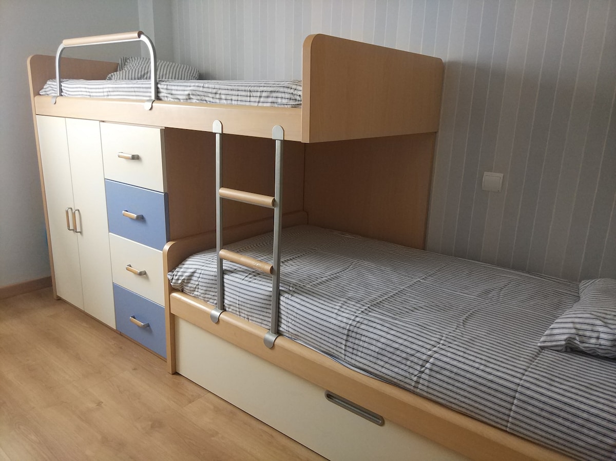 Habitación planta baja. Dispone de cama tren. Litera y cama supletoria. 
