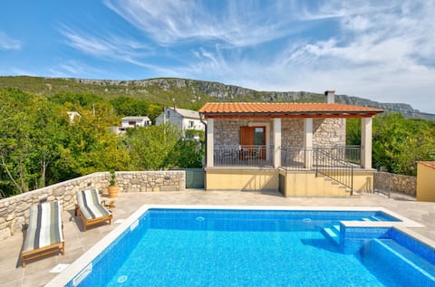 Stone house with pool Barci