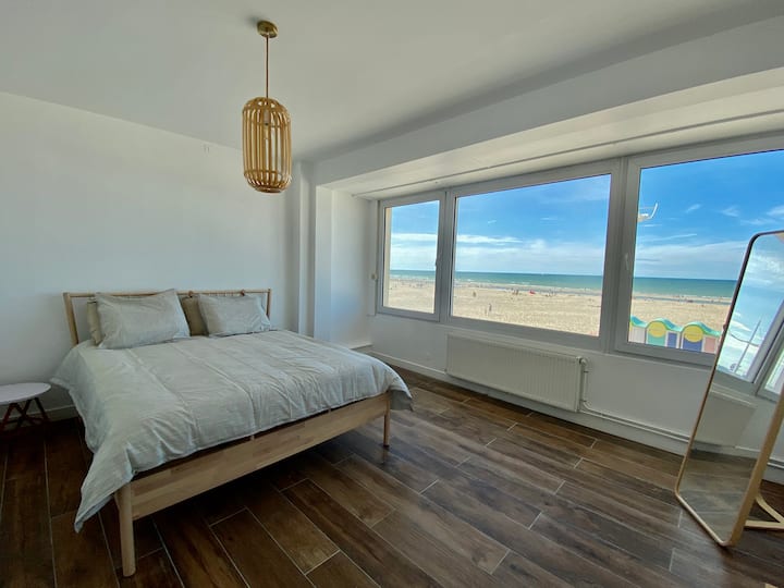 Главна спалня с изглед към морето