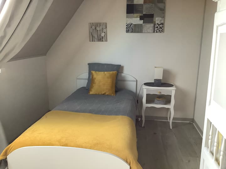 žuta soba - krevet i krevet 90x190