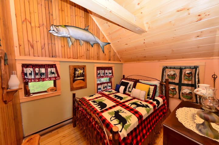 ტბის ხედი ადირონდაკის სასტუმრო საძინებელი საწოლით