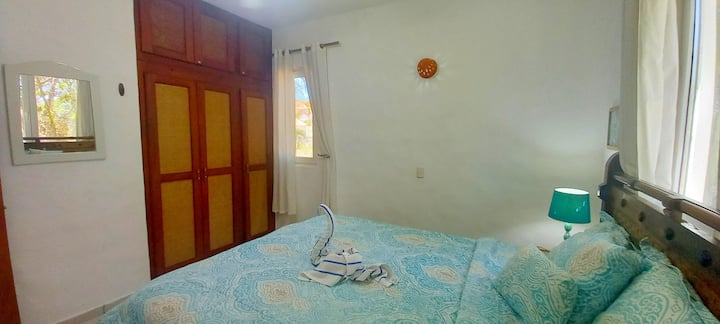 špehovať malý výhľad na oceán ♡
Posteľ sme presunuli k stene. Okno je teraz lepšie prístupné 