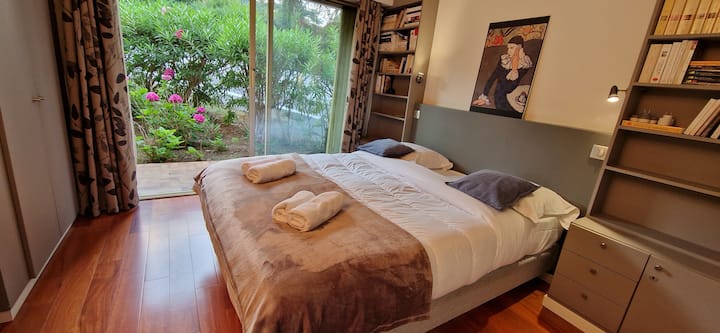 1ª Habitación con cama doble  Acceso pequeña terraza privada / 1st bedroom - small private terrace access