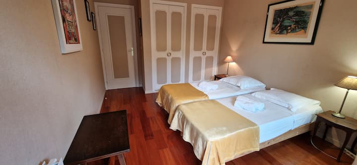 2º dormitorio con 2 camas. Accès petite terrasse / segundo dormitorio con 2 camas. Acceso a una pequeña terraza privada
