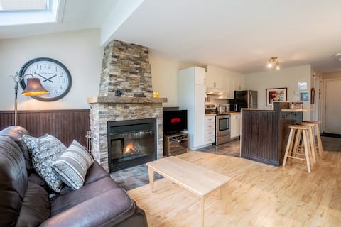 Popular Airbnb listing: Condo Rustique Stoneham | AC | Balcony | BBQ in Stoneham Et Tewkesbury