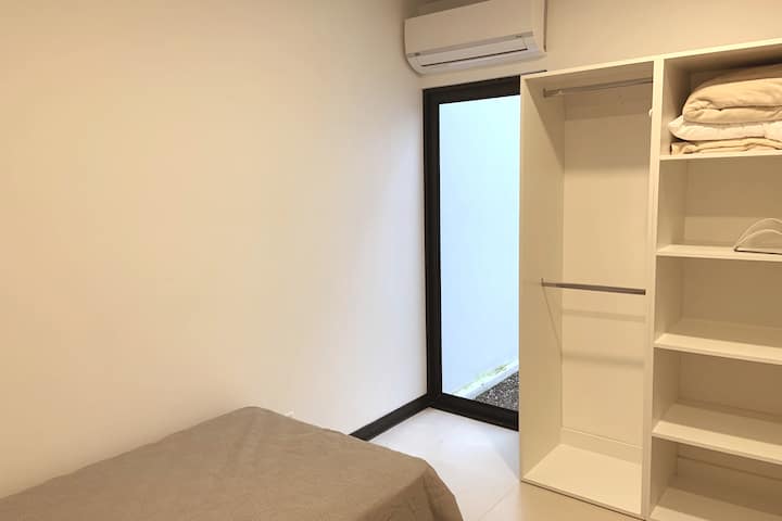 בכל החדרים יש מיזוג אוויר, ארונות נוחים, מגבות ומצעים.