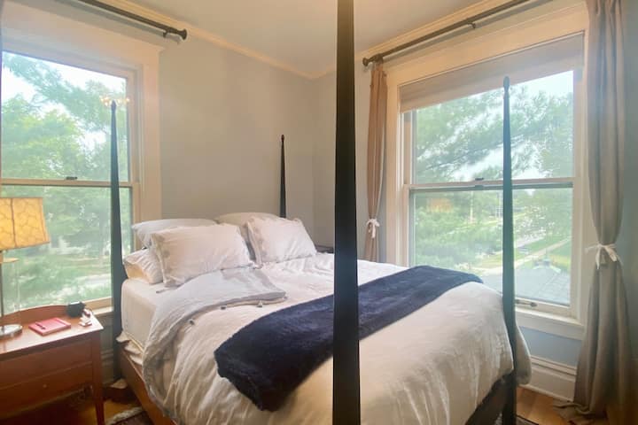 Chumba cha kulala cha ghorofa ya 2 kimeteuliwa kikiwa na seti ya chumba cha kulala cha 