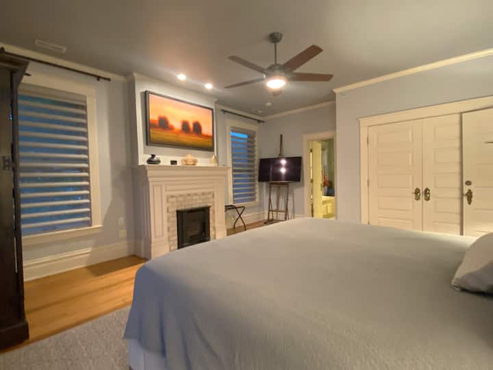 Chumba cha kulala cha msingi. Televisheni ya 4K + Bafu la msingi kwenye chumba. Mkusanyiko wa Hoteli mashuka 800 ya hesabu ya uzi yanakusubiri!