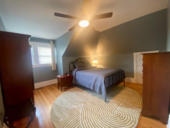 Chumba cha kulala cha ghorofa ya 3 cha Mashariki, Mtindo wa jadi wa Ethan American Heritage