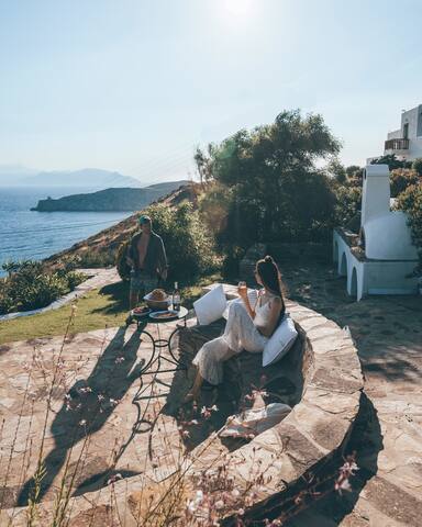 On The Rocks-The Two Rocks Serviced Stylish Villa gallery image 4