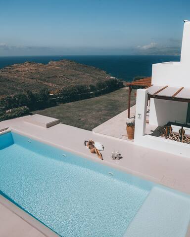 On The Rocks-The Two Rocks Serviced Stylish Villa gallery image 3