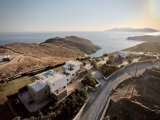 On The Rocks-The Two Rocks Serviced Stylish Villa gallery image 2