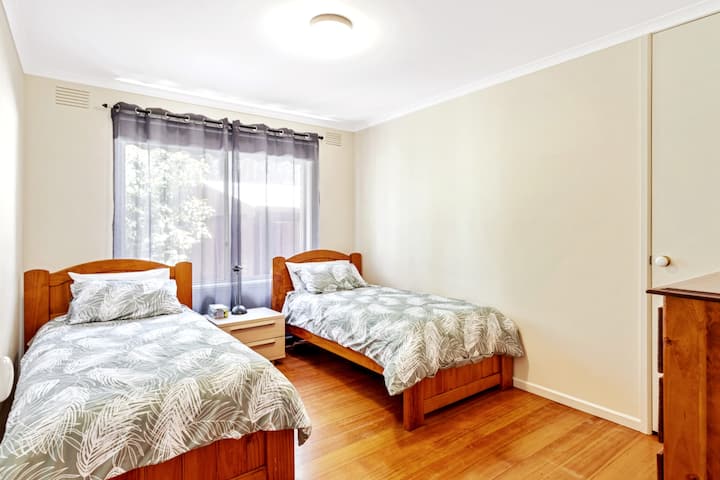 Kitanda cha Twin na Kujengwa katika Robe