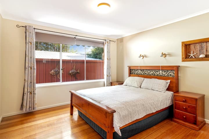 Chumba cha kulala cha Mwalimu na Kitanda cha Ukubwa wa Malkia, Ensuite na Robes zilizojengwa