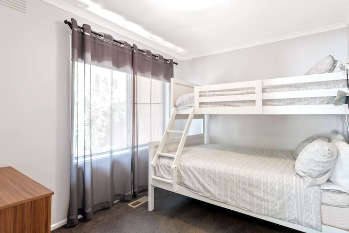 Chumba cha kulala cha ghorofa na Kitanda cha Chini cha Kitanda cha Chini na Kitanda Kimoja cha Juu