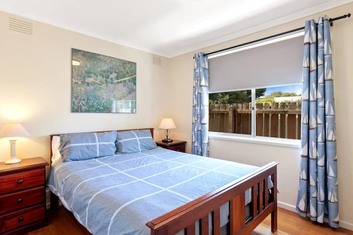 Chumba cha kulala na Kitanda cha Ukubwa wa Malkia na Robes zilizojengwa