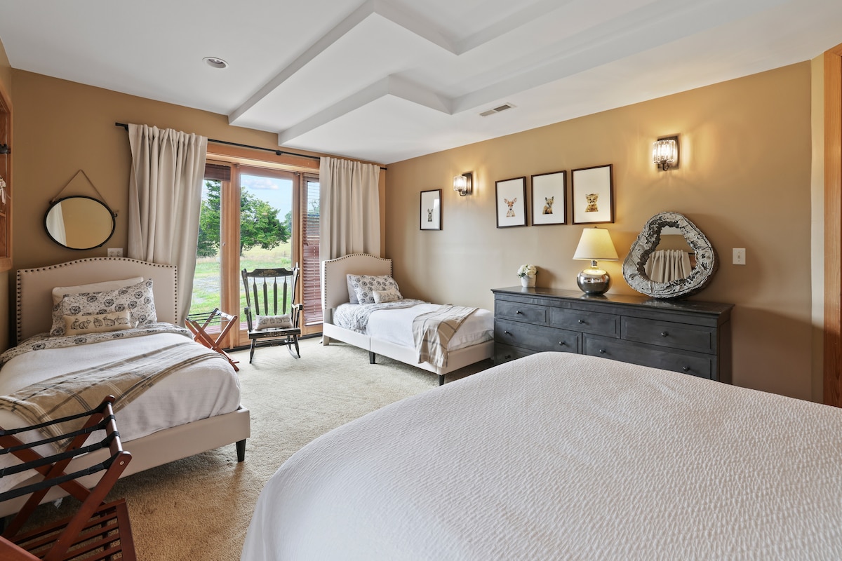 Lower level queen bed with two twins