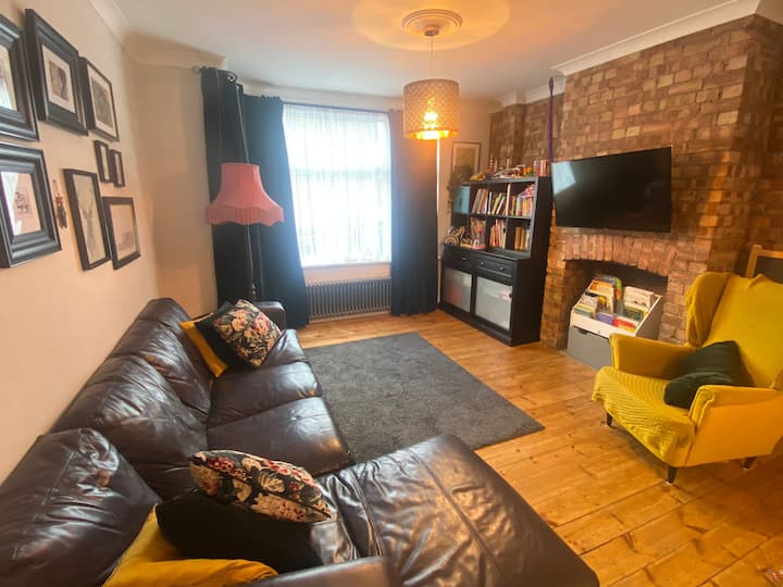 Three Bedroom Family Home With Garden - Enfield, UK