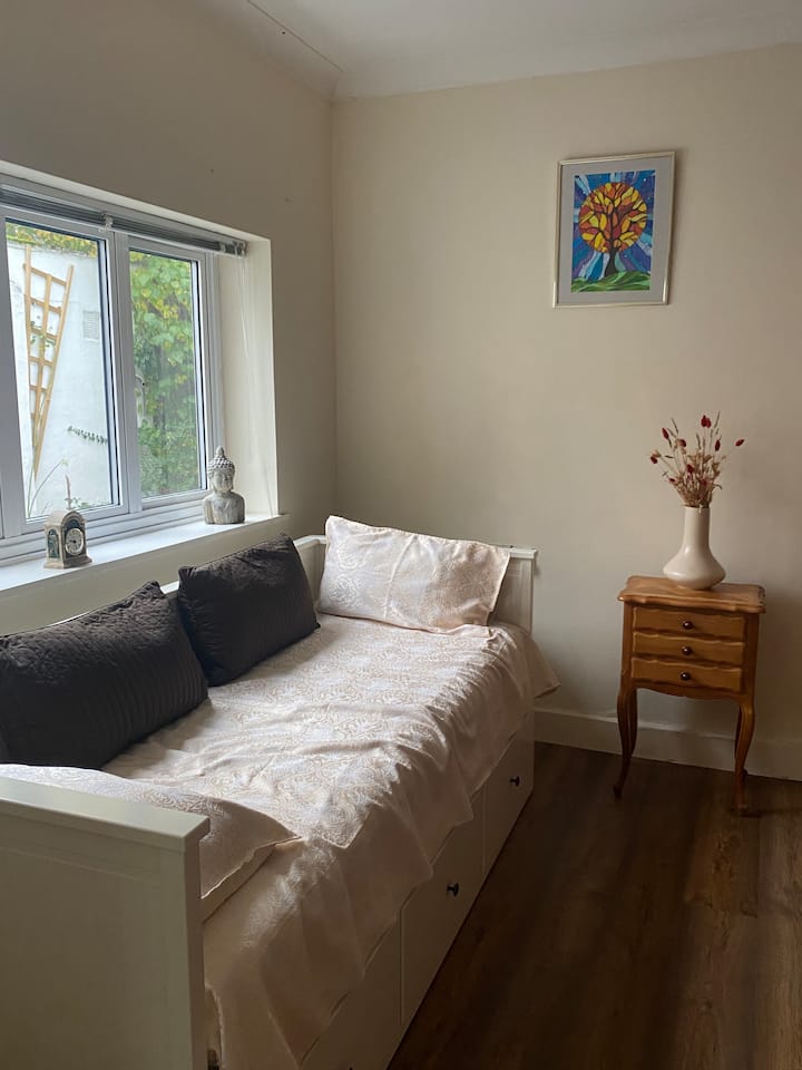 Bedroom , single bed which converts into double