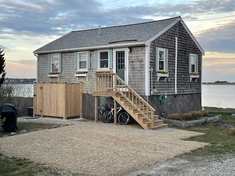 Clean & comfortable 2BR cottage w/waterfront views