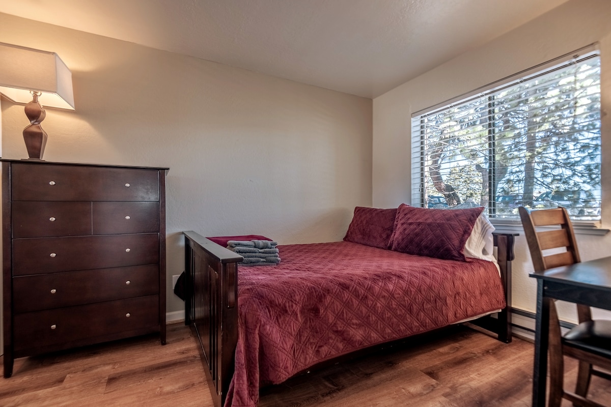 تقع غرفة نوم الضيوف في طابق أول وسرير بحجم كوين