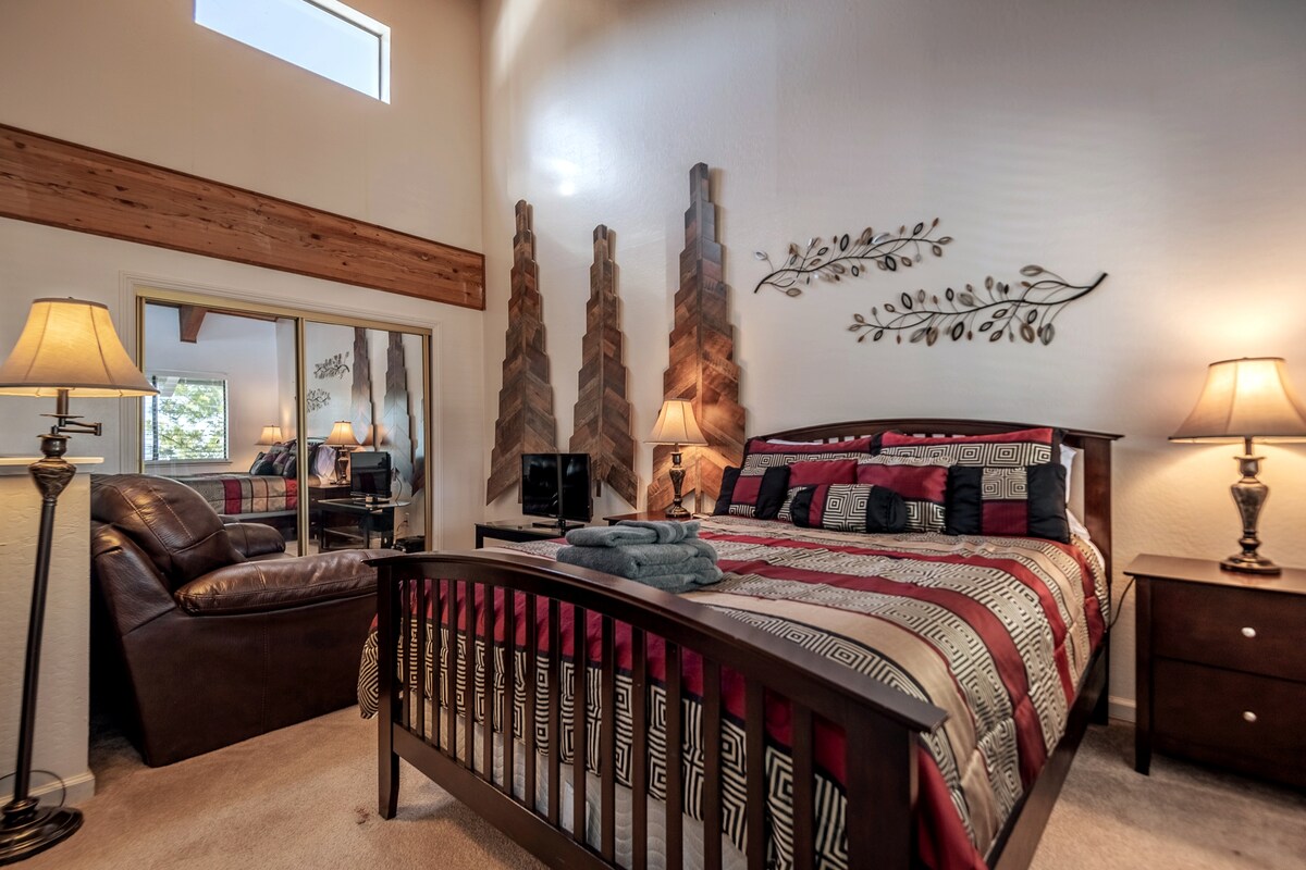 تحتوي غرفة النوم الرئيسية/الشقة العلوية على سرير كوين وحمام كامل. لا يحتوي على باب مناسب.