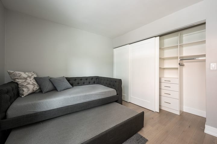 Segundo dormitorio con amplio espacio en el armario. Espacio de dos camas, cama extraíble debajo de la primera cama.