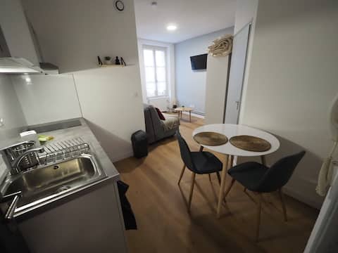 Airbnb performant: ★ Furnished apartment n°8 - GIEN ★ WIFI ★ Near CNPE ★ à Gien
