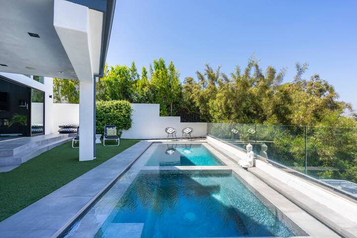 Sleek Modern Hollywood Hills Home w/Stunning Views gallery image 3