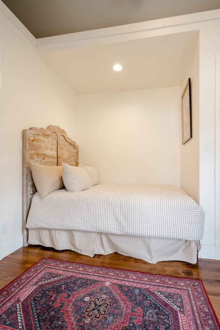 Kitanda ni kitanda chenye ukubwa kamili, kilichofungwa kwenye sehemu ya kijumba cha studio. 