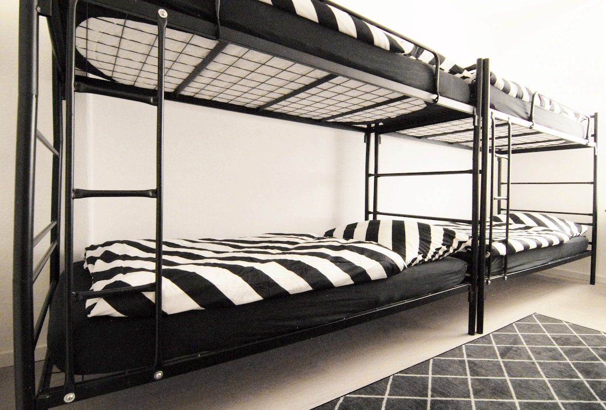 2. spavaća soba s krevetima na kat za 4 odrasle osobe