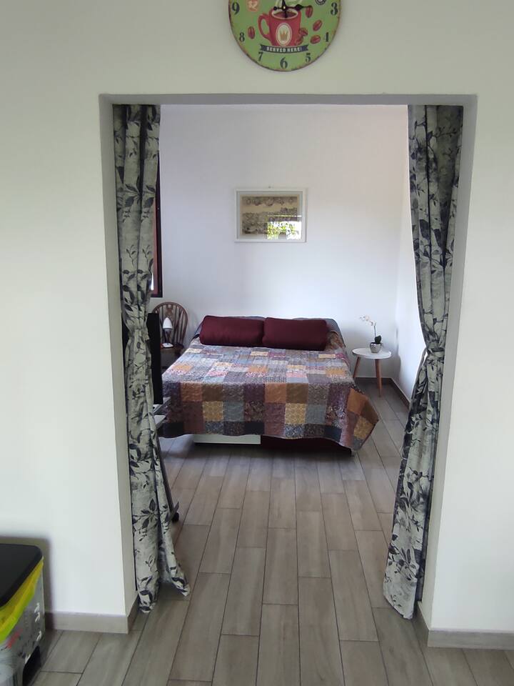 V priestore spálne sa nachádza posteľ (s rozmermi 140 x 200).