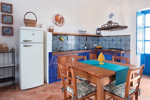 Airbnb con migliori performance: Casa Blu – Terrace 2 min from the sea · Canneto a Lipari