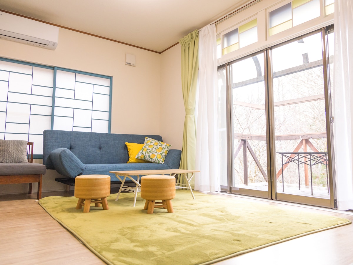 Bedroom 3 can also be used as a relaxing space.An integrated lighting projector and a home theater.